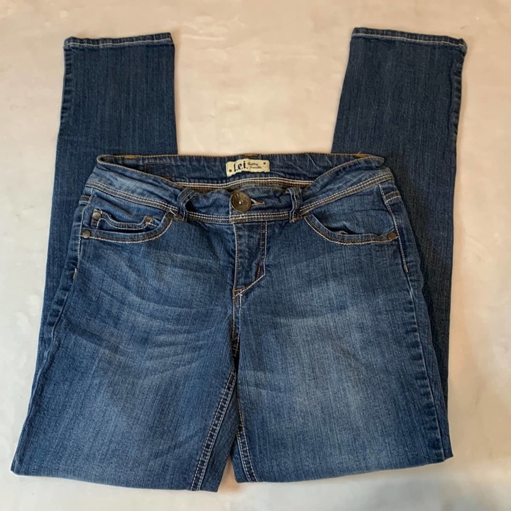 L.e.i. Ashley Trouble Skinny Jeans in Size 7. EUC. Standard 5-pockets.​